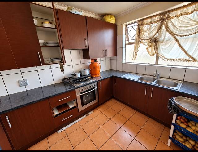 2 BEDROOM FLAT FOR SALE IN VEREENIGING CENTRAL